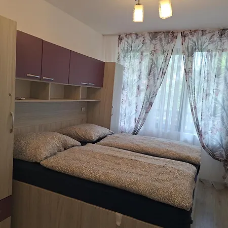 Apartment102 Paradise アパート